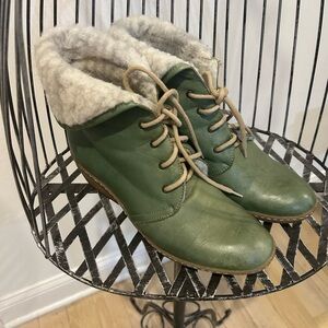Stylish Green Lace-Up Boots with Cozy Lining